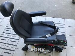 Chaise roulante de mobilité électrique (Jazzy 600) rouge et noir (taille moyenne)