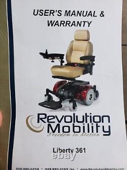 Fauteuil roulant / scooter de mobilité électrique de la marque Liberty, rouge
